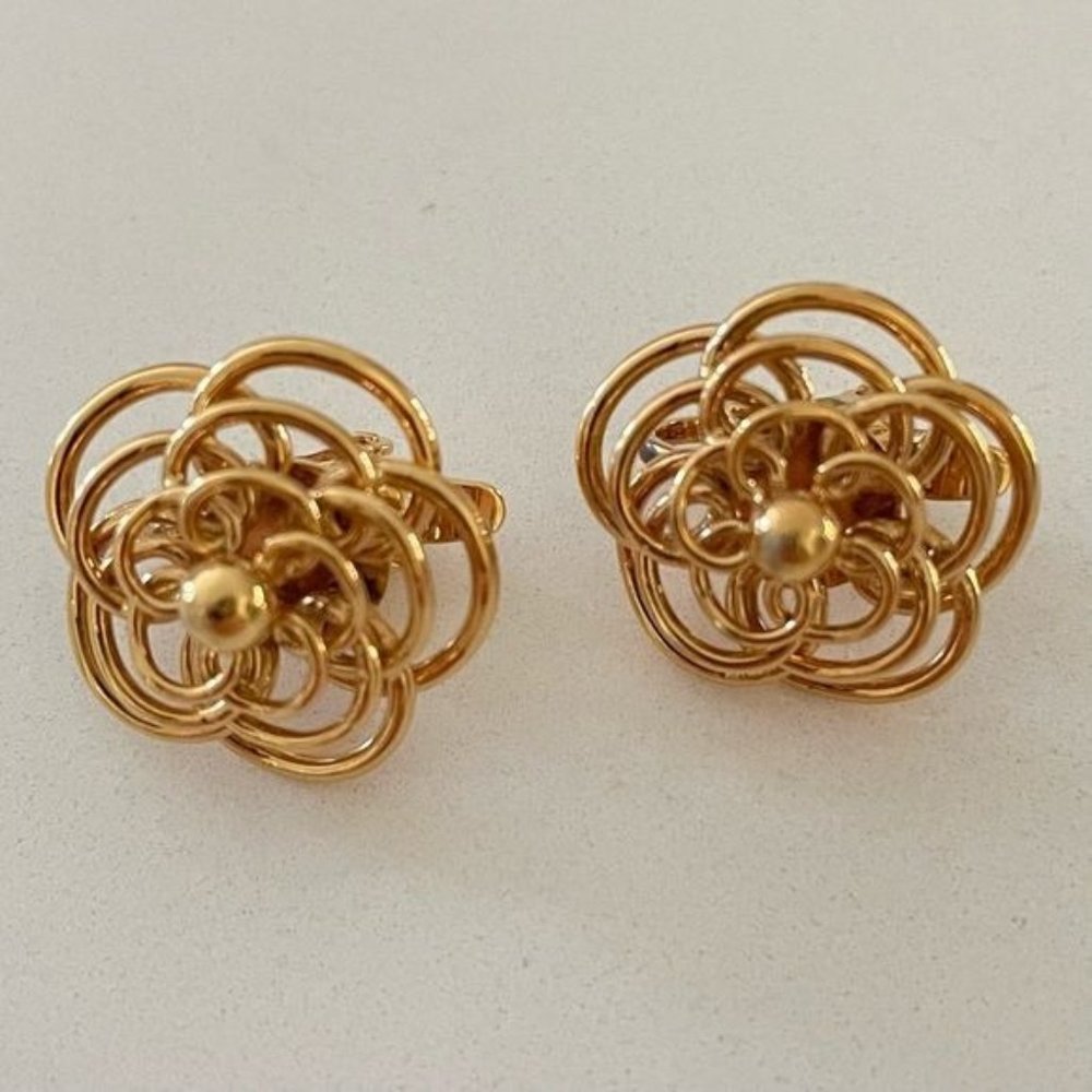 Vintage Gold Tone Wire Flower Clip-On Earrings